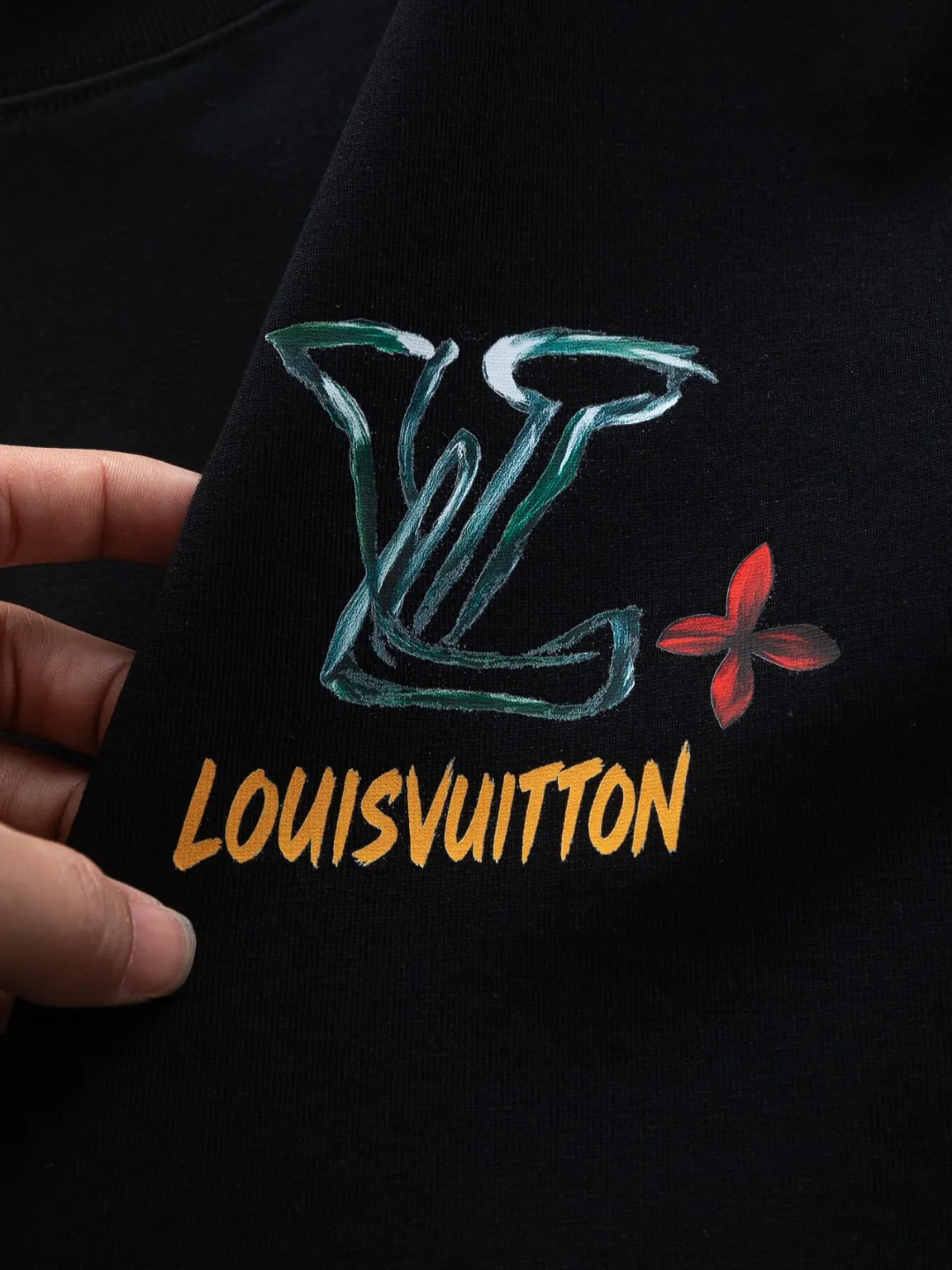 🅿️190 Louis Vuitton 1V LV lv slightly wide version S-XL LV 26ss new products are available at counters simultaneously. Multiple craftsmanship. Small graffiti letter logo on the chest + large graffiti letters logo printing on the back. Round neck short-sleeved T-shirt, same style for men and women! Consigned to one-to-one creation. Synchronized with the official website, pure cotton fabrics at the counter! It is close to the skin and comfortable, durable and easy to wear. It has a classic and simple logo design and meticulous original craftsmanship. Short-sleeves, a must-have item for men, do not appear to be the same for the general public, but must be unique and eye-catching. This LV short-sleeve is all about quality, comfort, the same shape and fashion as always, including fabrics and cutting techniques. All of them have been made with great effort! 320 grams of washed pure cotton fabric, pure cotton is breathable, very refreshing and comfortable for daily wear. The rib knitting on the neckline is smooth and tight, and the neckline will not be skewed if you toss it at will. The loose version, you will find that it looks really good on the upper body. The overall is minimalist and neat, super versatile for daily use! Pair it casually with a pair of pants for a youthful look. A T-shirt will make your outfit crazy. It is a fashionable item that can never go wrong! Color: Black White Size: S-XL Size chart: S: Shoulder width 50-Bust 56-Length 70 M: Shoulder width 52-Bust 57-Length 72 L: Shoulder width 54-Bust 59-Length 74 XL: Shoulder width 56-Bust 62-Length 76